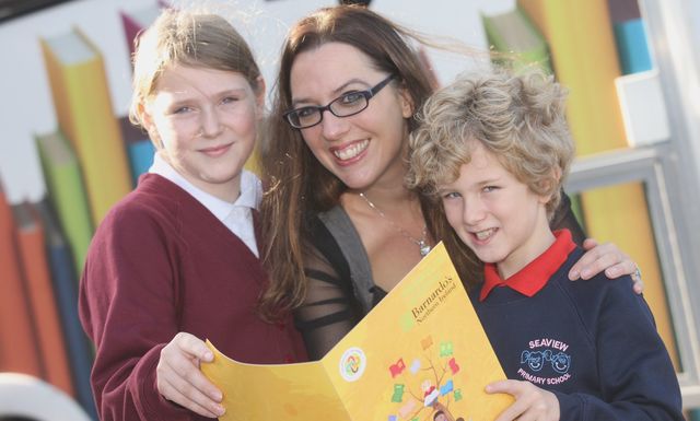 LEATHCHUID DEN PHOBAL IN EASNAMH: An scríbhneoir cáilíúil Myra Zepf leis na léitheoirí pga Molly Jameson agus Josh Doherty