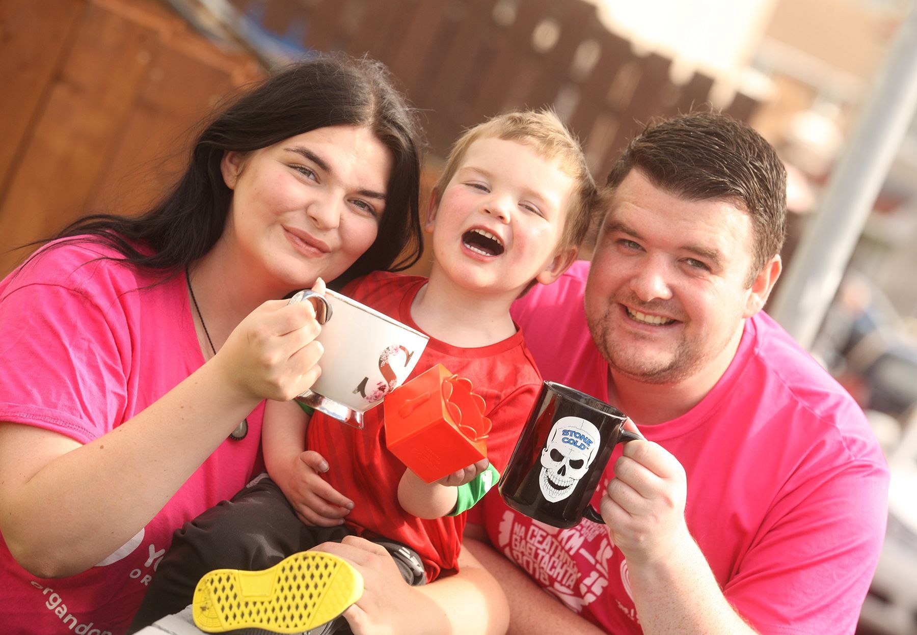 BREW UP: Dáithí with mum Seph and dad Máirtín ahead of Organ Donation Week