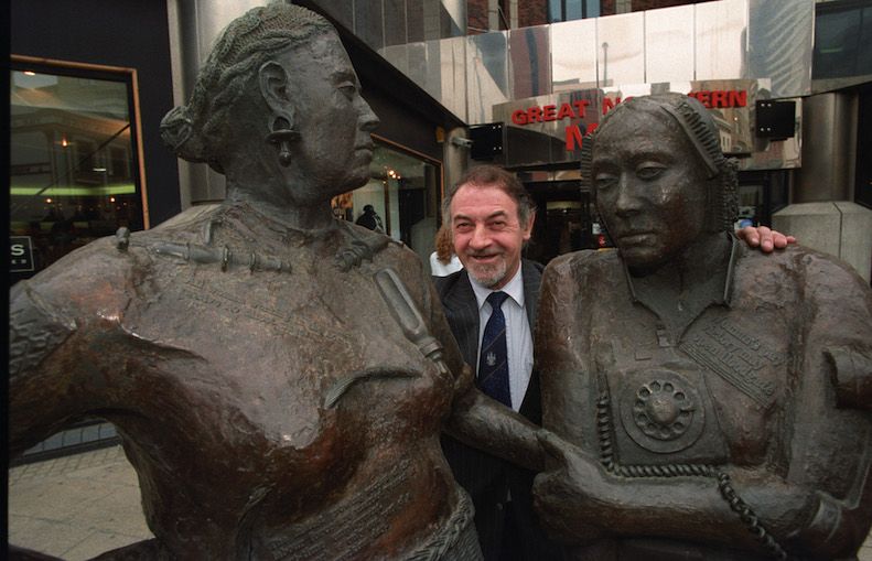 CEANNRÓDAÍ CEOIL IS TEANGA: Albert Fry ag seoladh Oireachtas na Gaeilge i mBéal Feirste thiar i 1997.