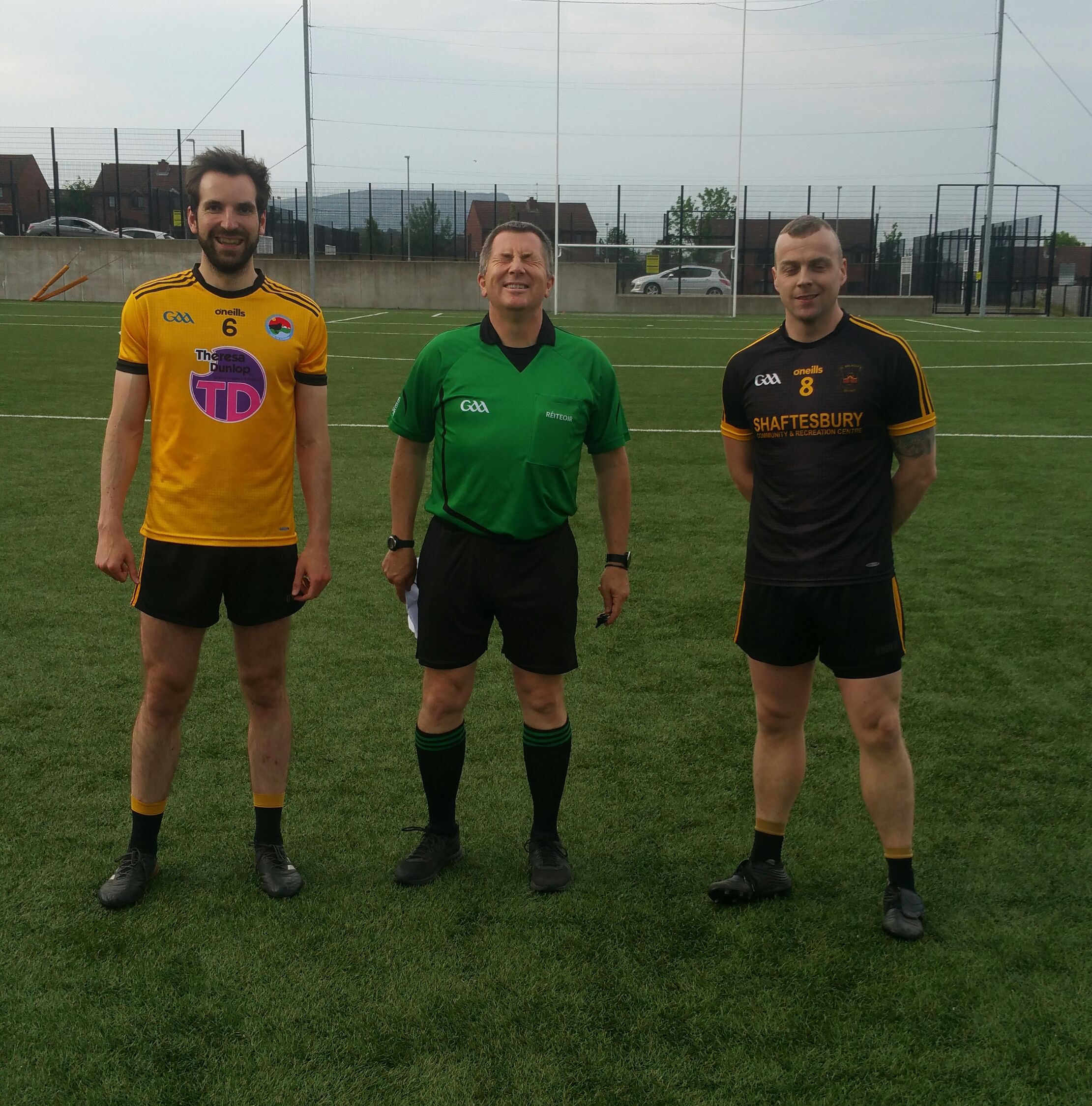 Team captains Connla Ó Coinn and Anthony Dobbin with referee Ray Matthews