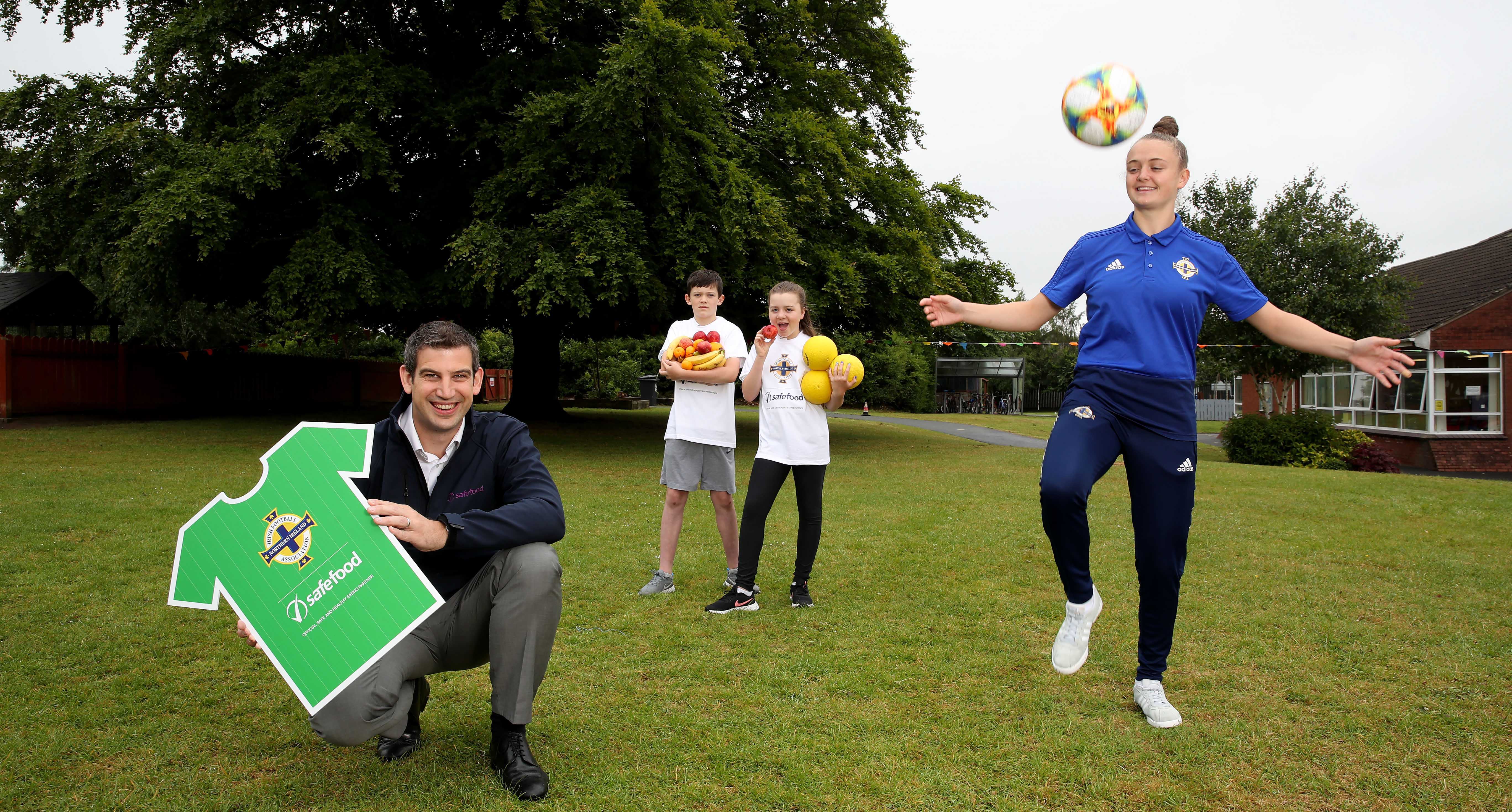 Pictured is Northern Ireland Women’s International Kerry Beattie and Andrew Castles from safefood alongside Ballymacash Primary School pupils Leon Roberts and Alana Singleton