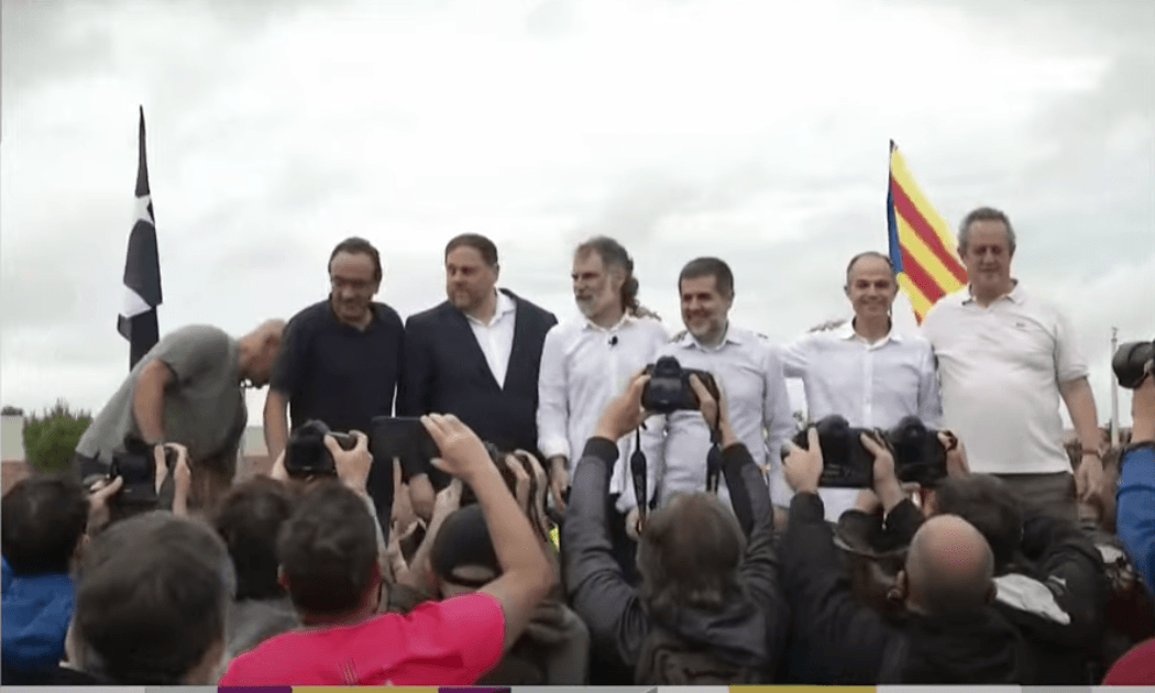 AMNISTIA: Catalan ministers greeted by a scrum of photographers on their release last week. 