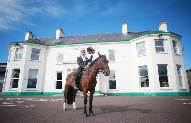 LEABHAIR: Tionchar mór mhuintir Theach Ard na bhFeá ar Bhéal Feirste