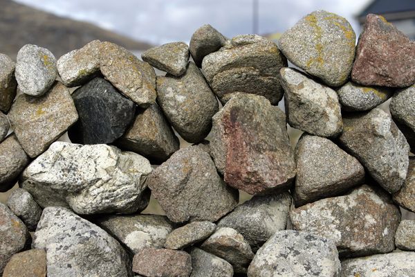 AN CHLOCH IS MÓ AR MO PHÁIDRÍN: Balla na Gaeilge ag titim
