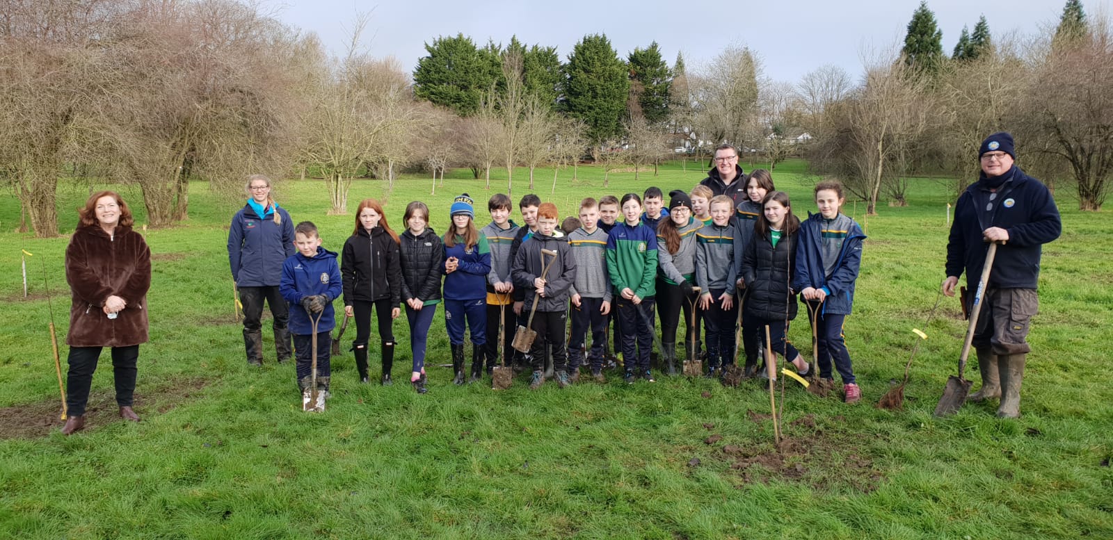 DIGGING: Cllr Geraldine McAteer with Lisa Critchley (Woodland Trust). Rang 7 Bunscoil Pobal Feirste, Conor Fitzsimmons (Teacher) and Mickey McCorry, Outreach Officer (Belfast City Council Parks)