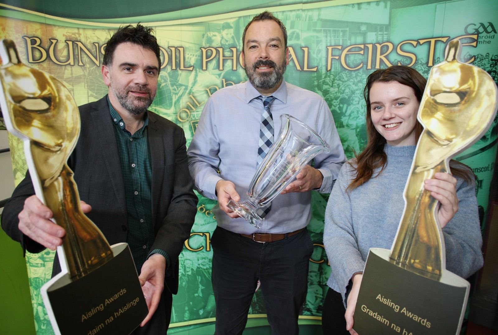 Foras na Gaeilge\'s Gearóid Trimble, last year\'s winner Bunscoil Pobail Feirste, Principal Séamus Ó Tuama and journalist Gráinne Ní Ghréacháin