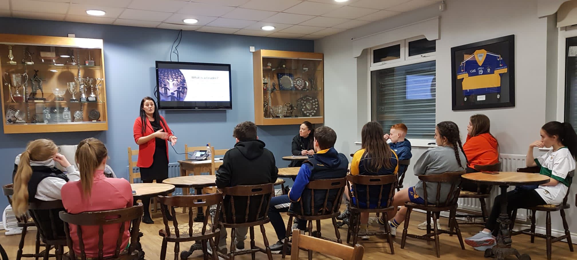 SETTING UP SUCCESS: Young people from O\'Donovan Rossa GAC get tips from Meabh Harvey, Chair of Rossa\'s Healthy Steps Committee on how to organise and set up a successful Christmas stall