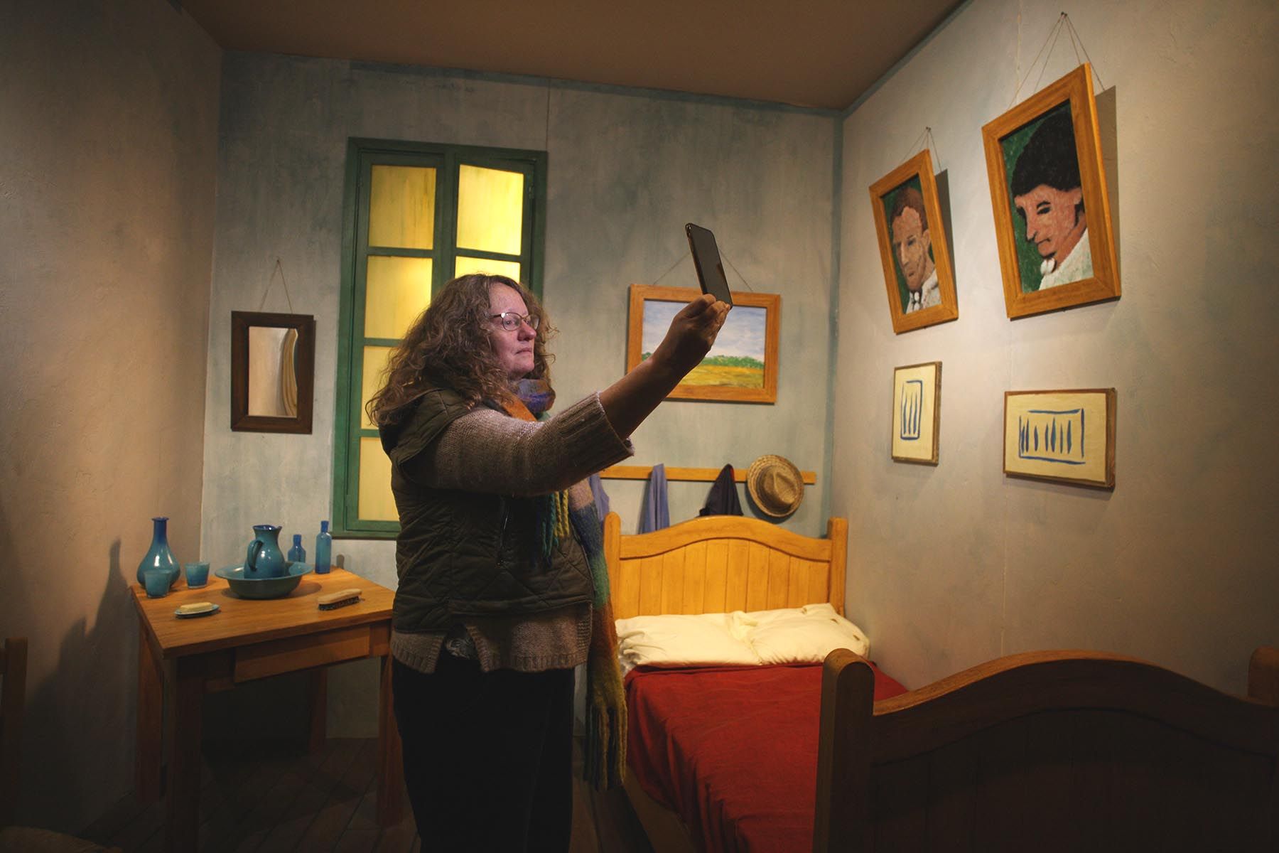 INTERACTIVE: Bronagh Lawson in Van Gogh\'s bedroom 