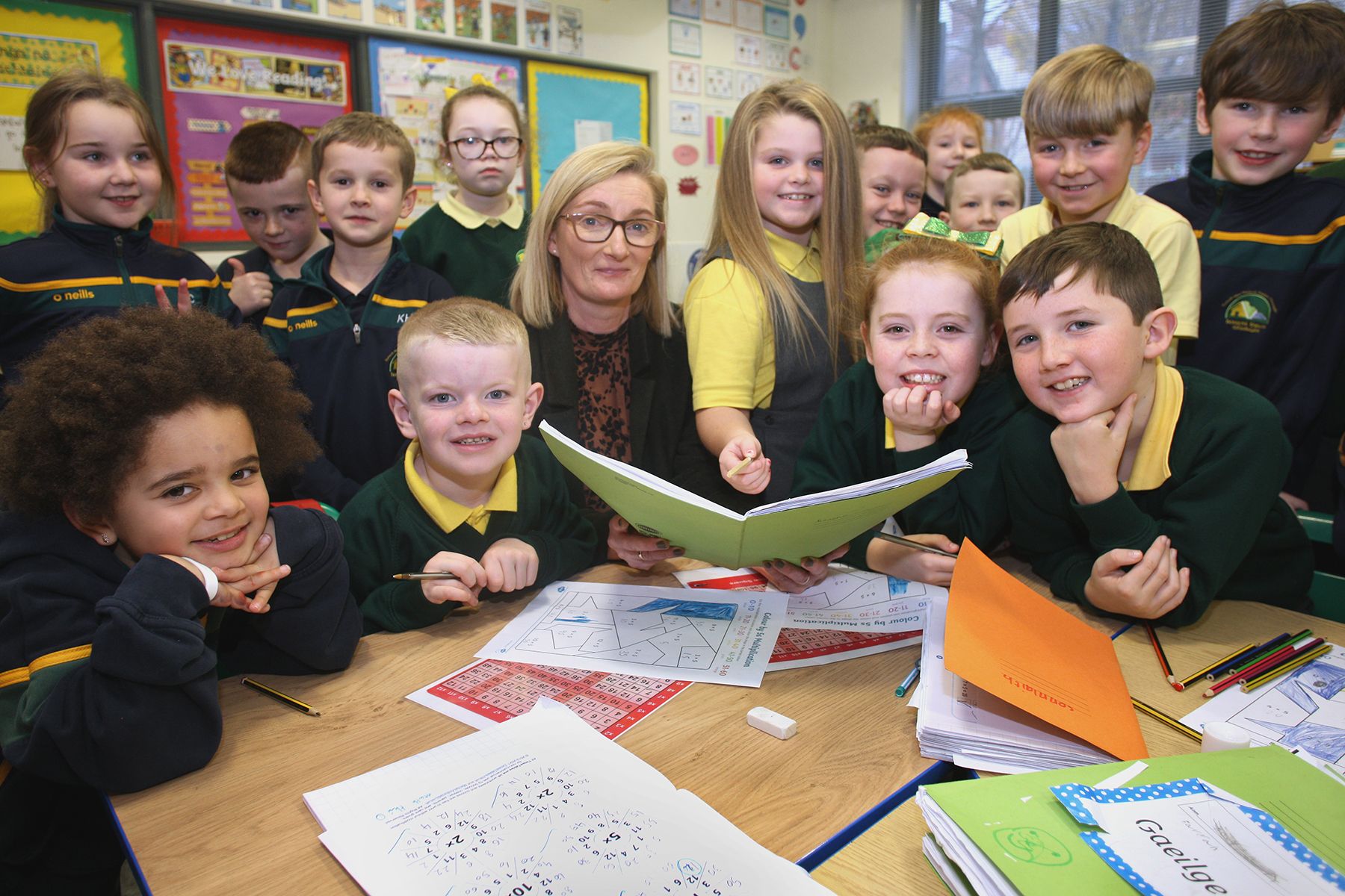 Principal Máire Uí Éigeartaigh agus rang 4 ag Bunscoil Bheann Mhadagáin 