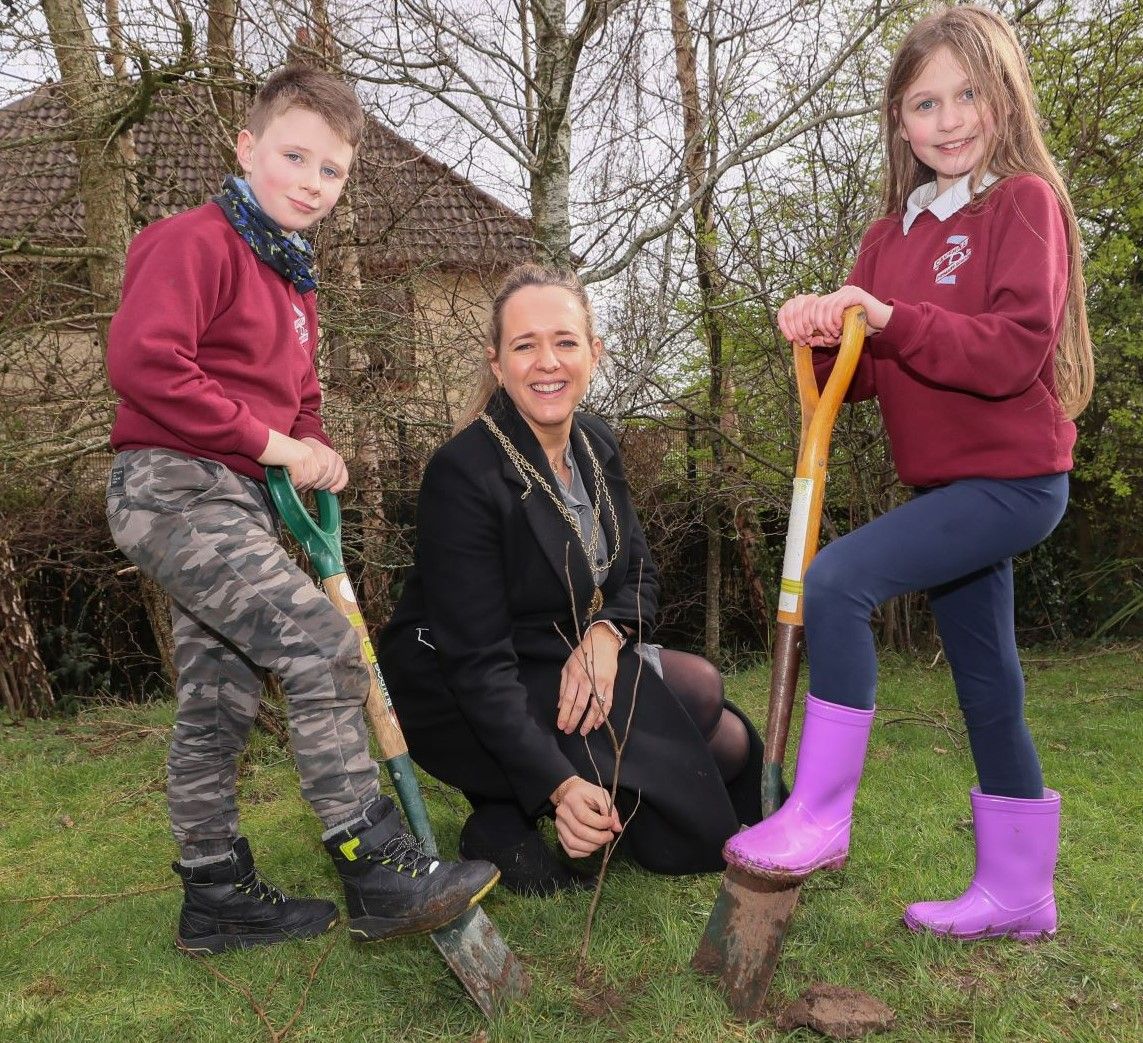 DIG: Lord Mayor of Belfast Councillor Kate Nicholl with Primary 6 pupils from Cavehill Primary School 