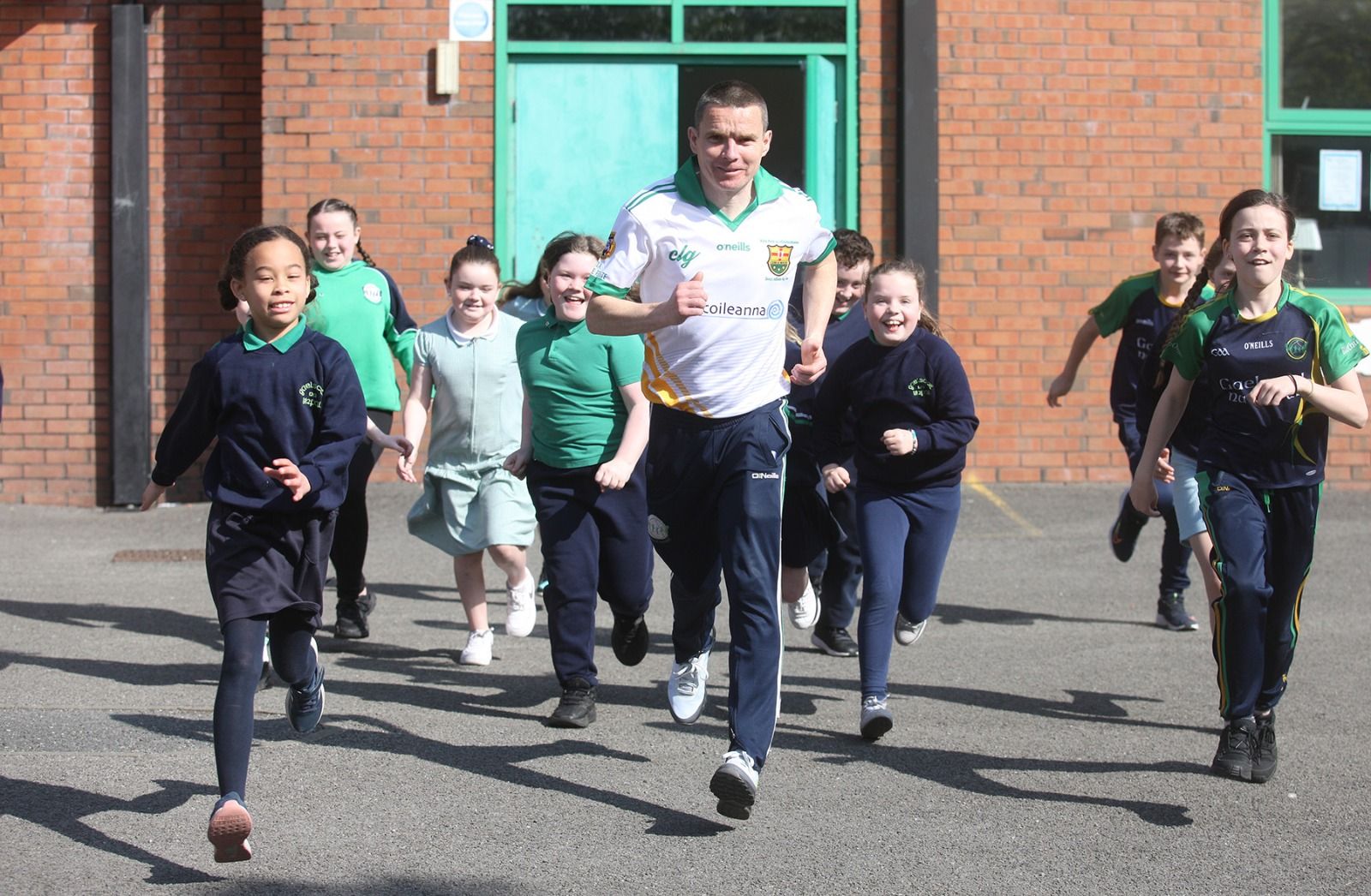 Seán and pupils from Gaelscoil na bhFál get fired up for their marathon running challenge