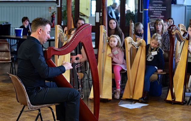 GRÁINNE NÍ GHILÍ̃N: An Chruit Bheo, féile i gcuimhne ar chruitirí 1972