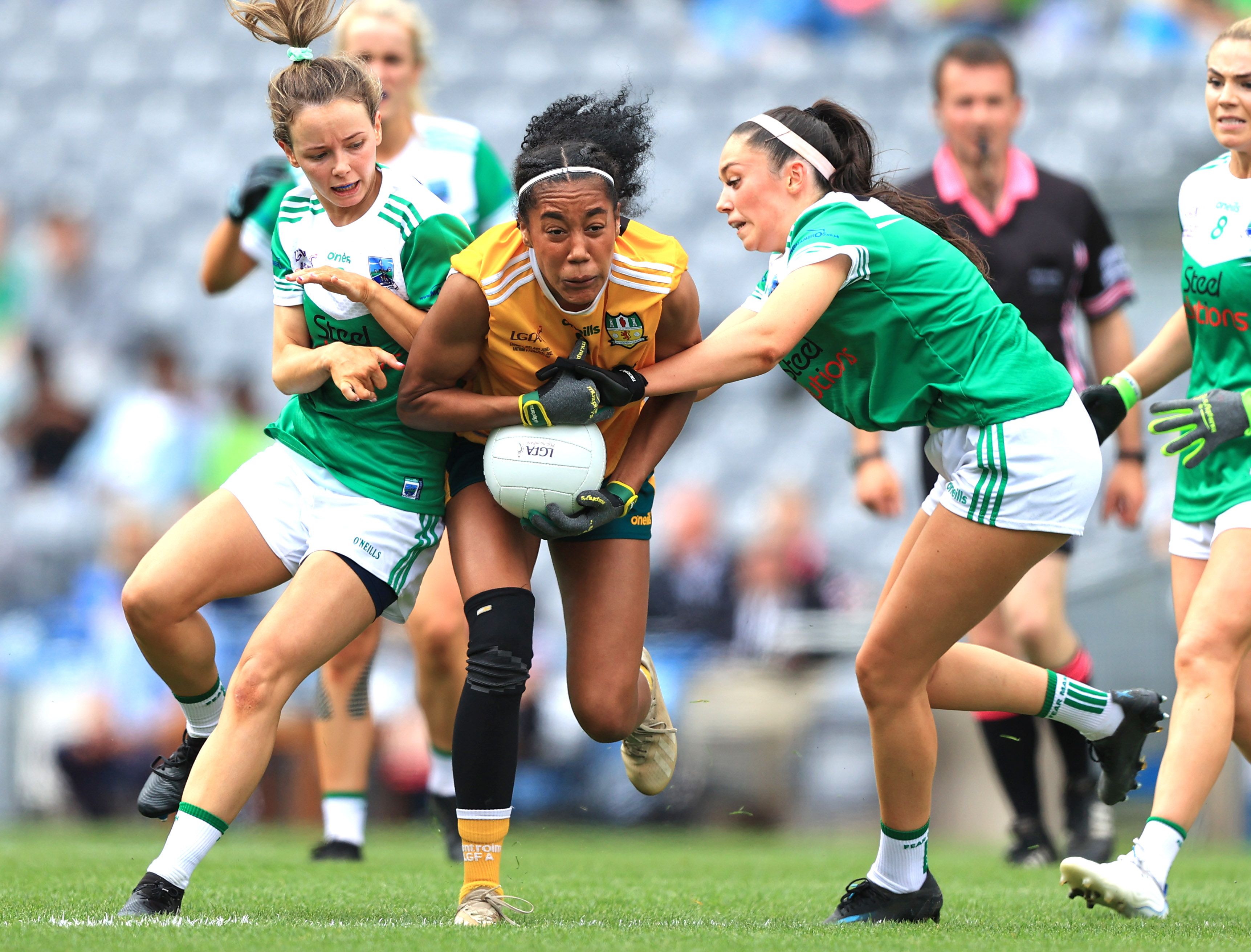 Lara Dahunsi berths through the challenges of Aisling O\'Brien and Cadhla Bogue at Croke Park on Sunday