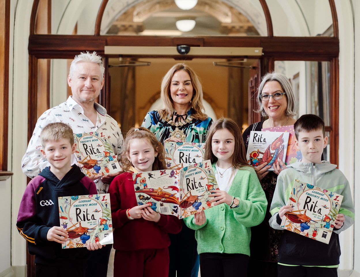 Lord Mayor Tina Black, Children’s author Máire Zepf and artist/illustrator Andrew Whitson and gaelscoil pupils.