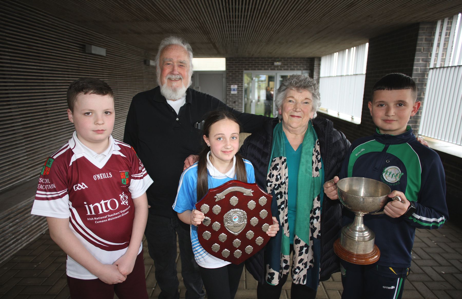 LE CHÉILE: Cadhal Masterson, Gaelscoil na bhFál; Niamh Meli, Scoil na Fuiseoige; and Coman Druma, Bunscoil Mhic Reachtain with Liam Murray\'s parents Bob and Maureen
