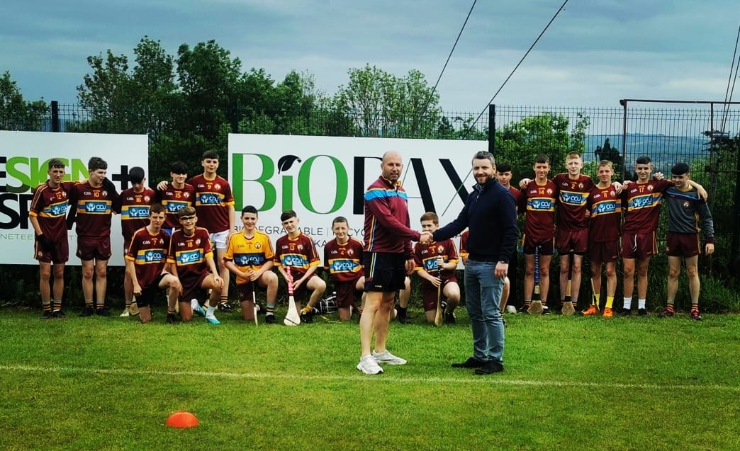 The U15 Gort na Móna team meeting with Liam O\'Connor from Biopax