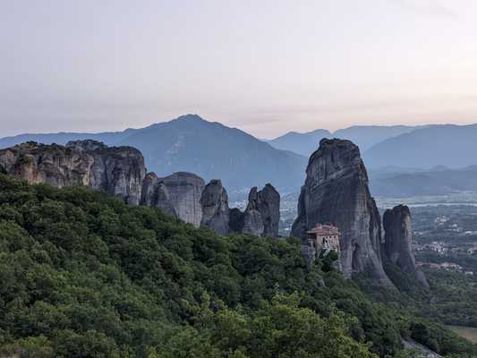 GRÁINNE NÍ GHILÍN: An Aithin breac le seamróga