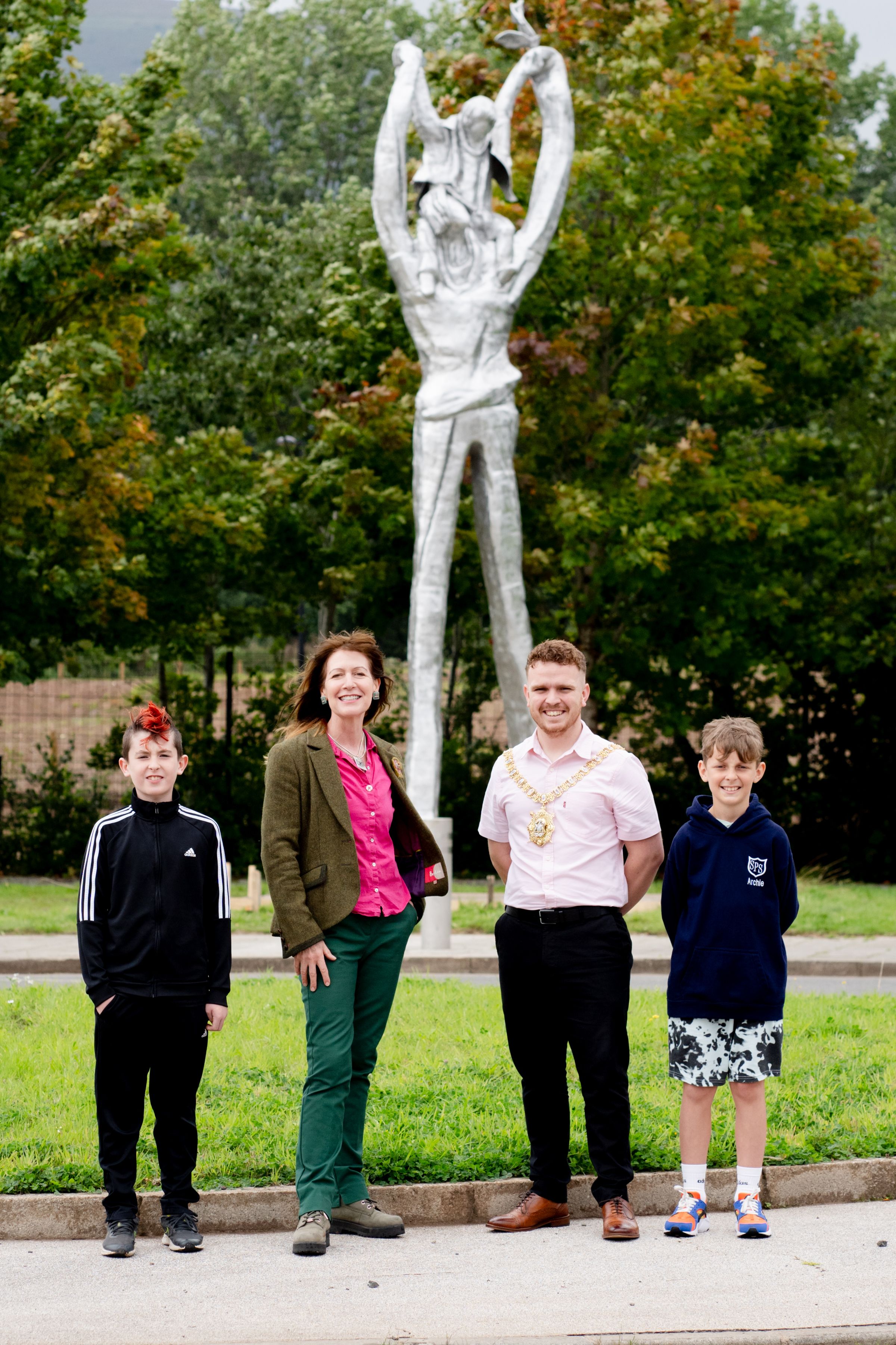 SCULPTURE: John Faloon from St Claire’s Primary School, artist Sara Cunningham-Bell, Belfast Lord Mayor Councillor Ryan Murphy and Archie Hermon from Springfield Primary School 