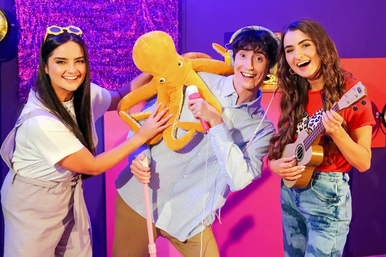 PRESENTERS: Seosamh Mac Seoin with Síle Ní Chonghaile and Niamh Ní Chróinín