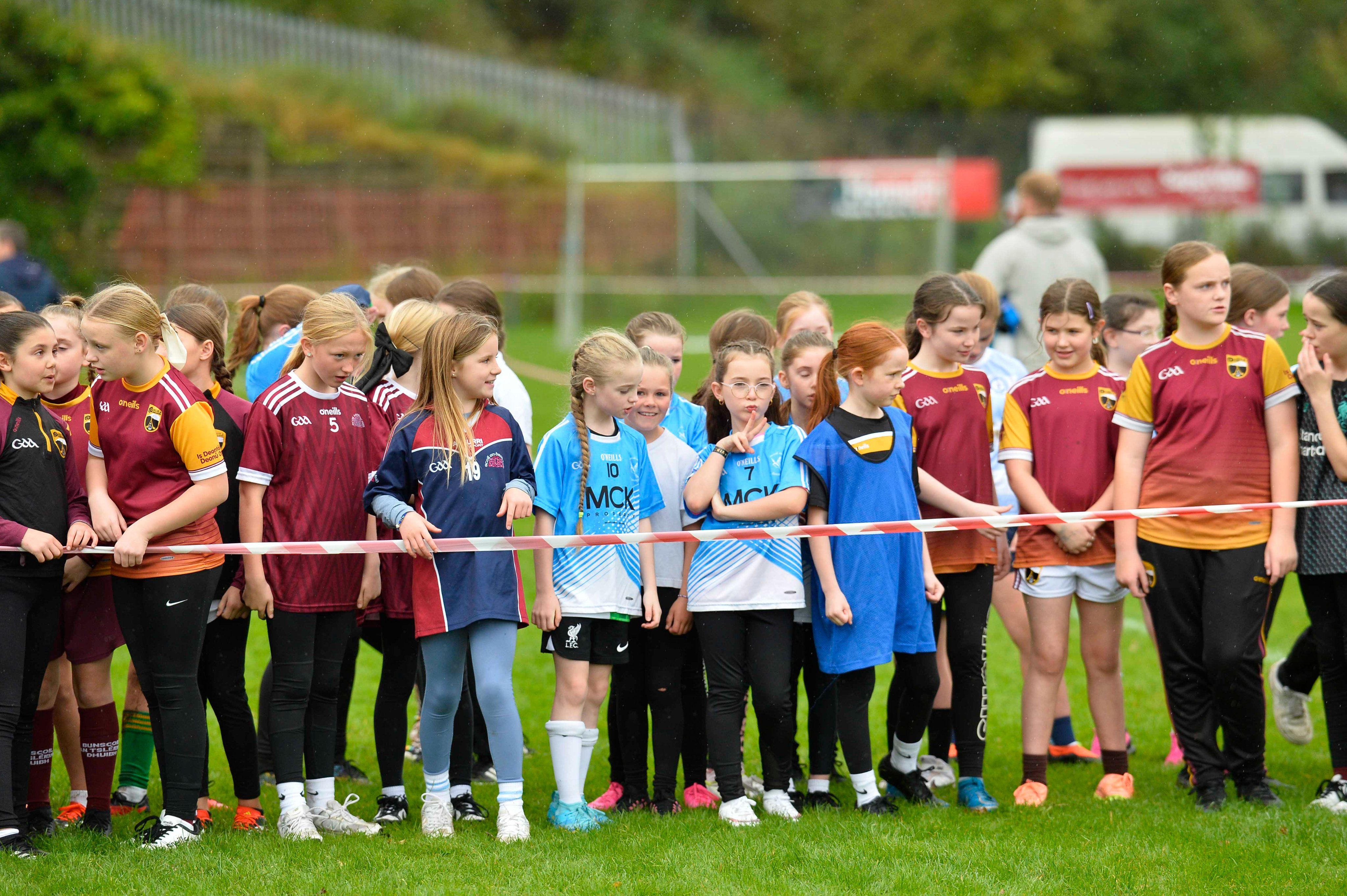 \"Anois, bíonn oideachas faoin spéir thar a bheith tráthuil na laethe seo agus beidh siúlóidí sléibhe agus camchuairteanna reilige faoi threoir a dtairiscint fosta, ach bíonn an-bhéim ar chúrsai spóirt sna gaelscoileanna.\"