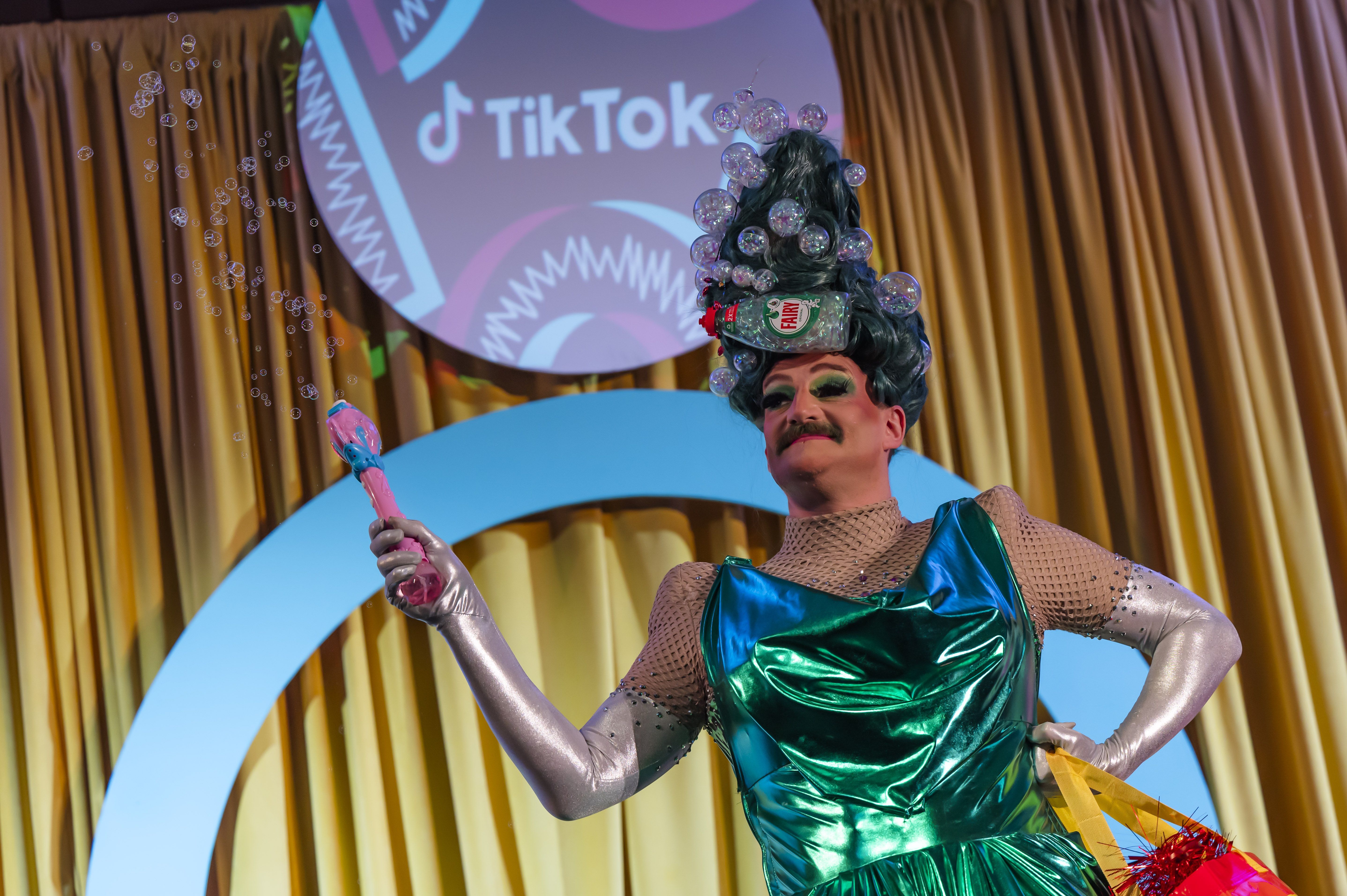 HILARIOUS Neil Keery as Fairy-Up Liquid in last year\'s version of Cinderella