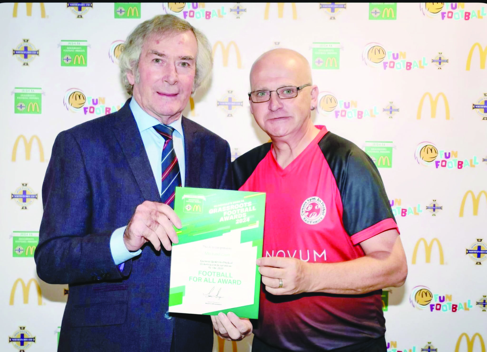 Cumann Spoirt An Phobail’s Michael Corr is presented with his award by Pat Jennings