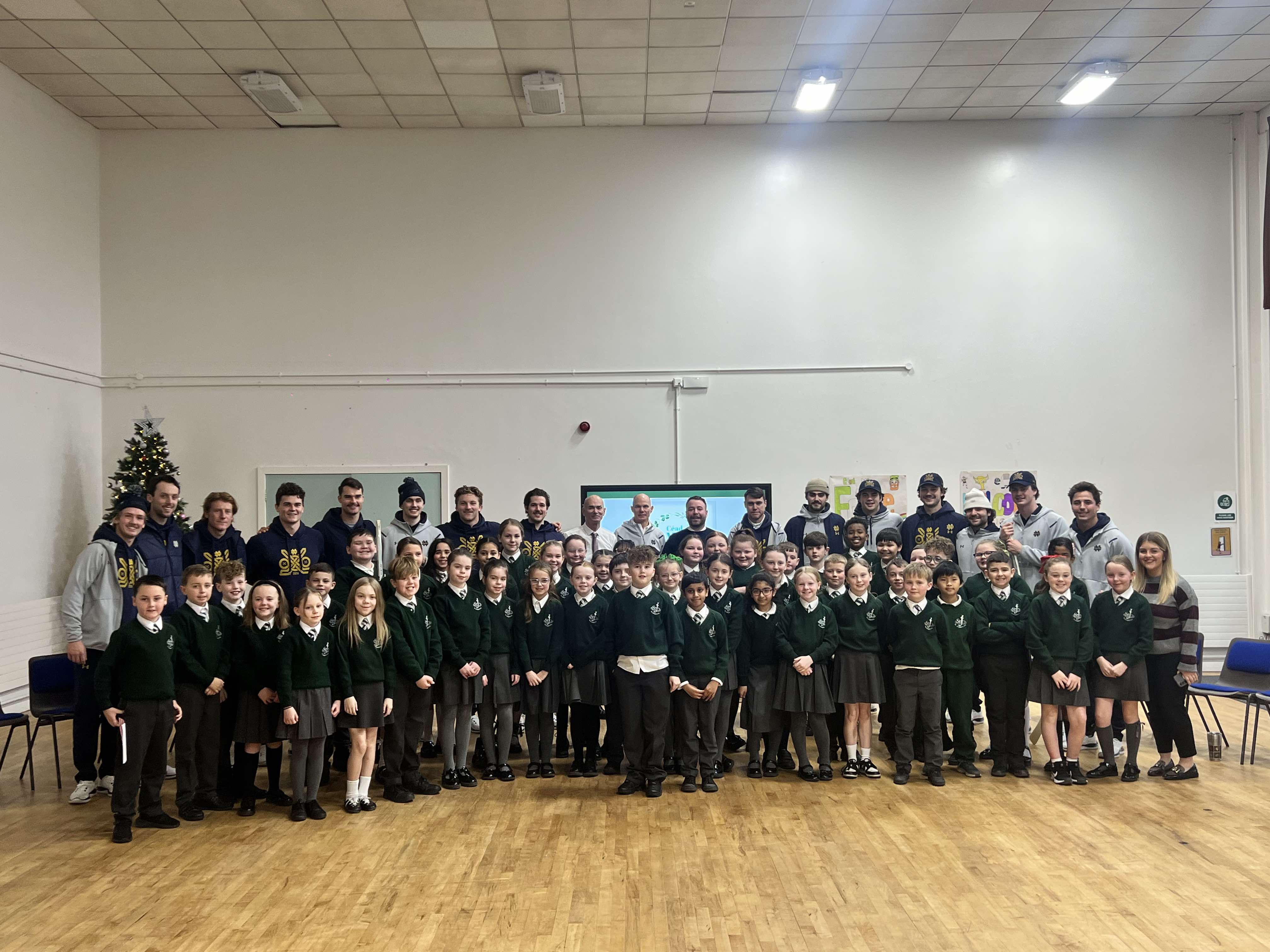 FÁILTE:: Pupils from St Joseph\'s Primary School with the Notre Dame Fighting Irish team