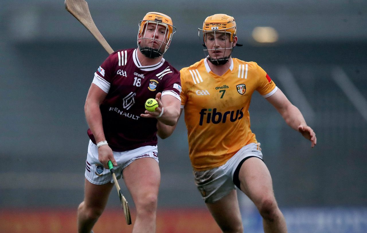 Davy Glennon gets his pass away with Niall O\'Connor closing in 