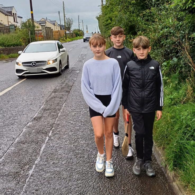 CONCERNS: Children making their way to Lámh Dhearg without the aid of a footpath