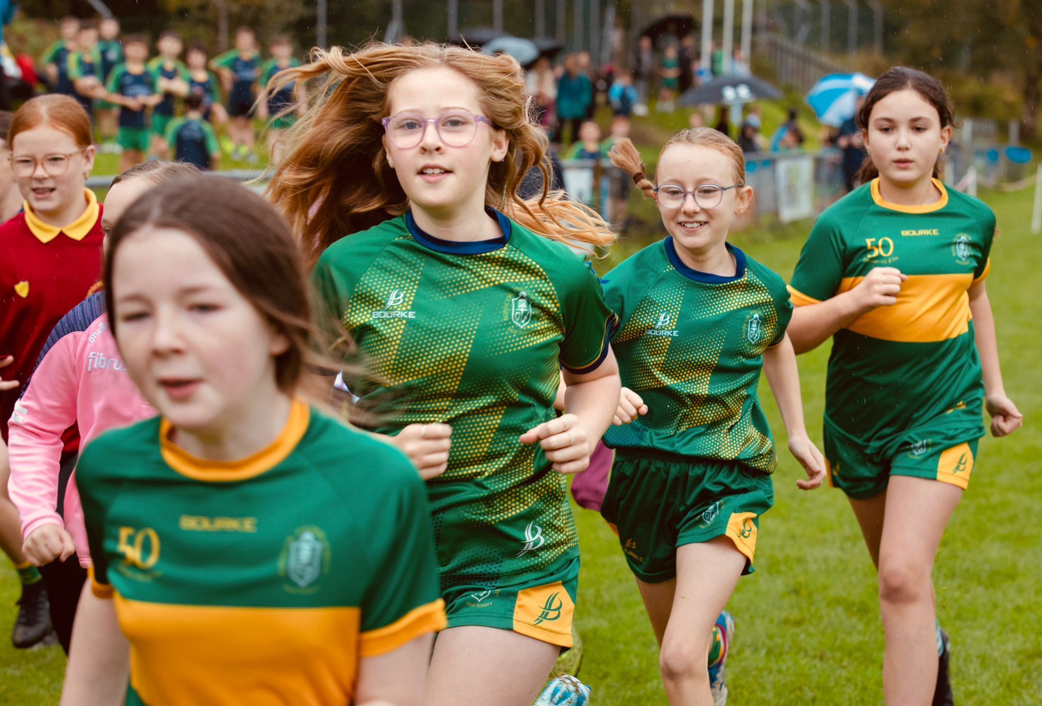 RITHIGÍ: Deltaí gaelscoile ag glach páirte sa rás trastíre