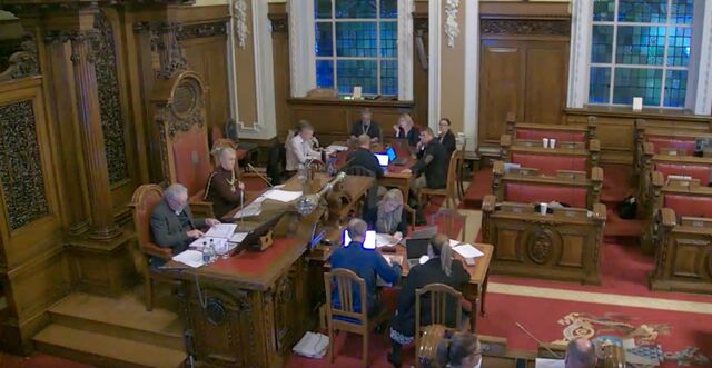 Belfast City Council passes motion of no confidence in Education Minister after walk-out