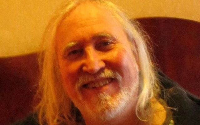 ÓMÓS: Seoirse Ó Dochartaigh – Scríbhneoir, cumadóir agus ealaíontóir spreagúil