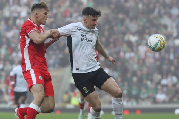 Soccer: Cliftonville aim to close the gap on Glens