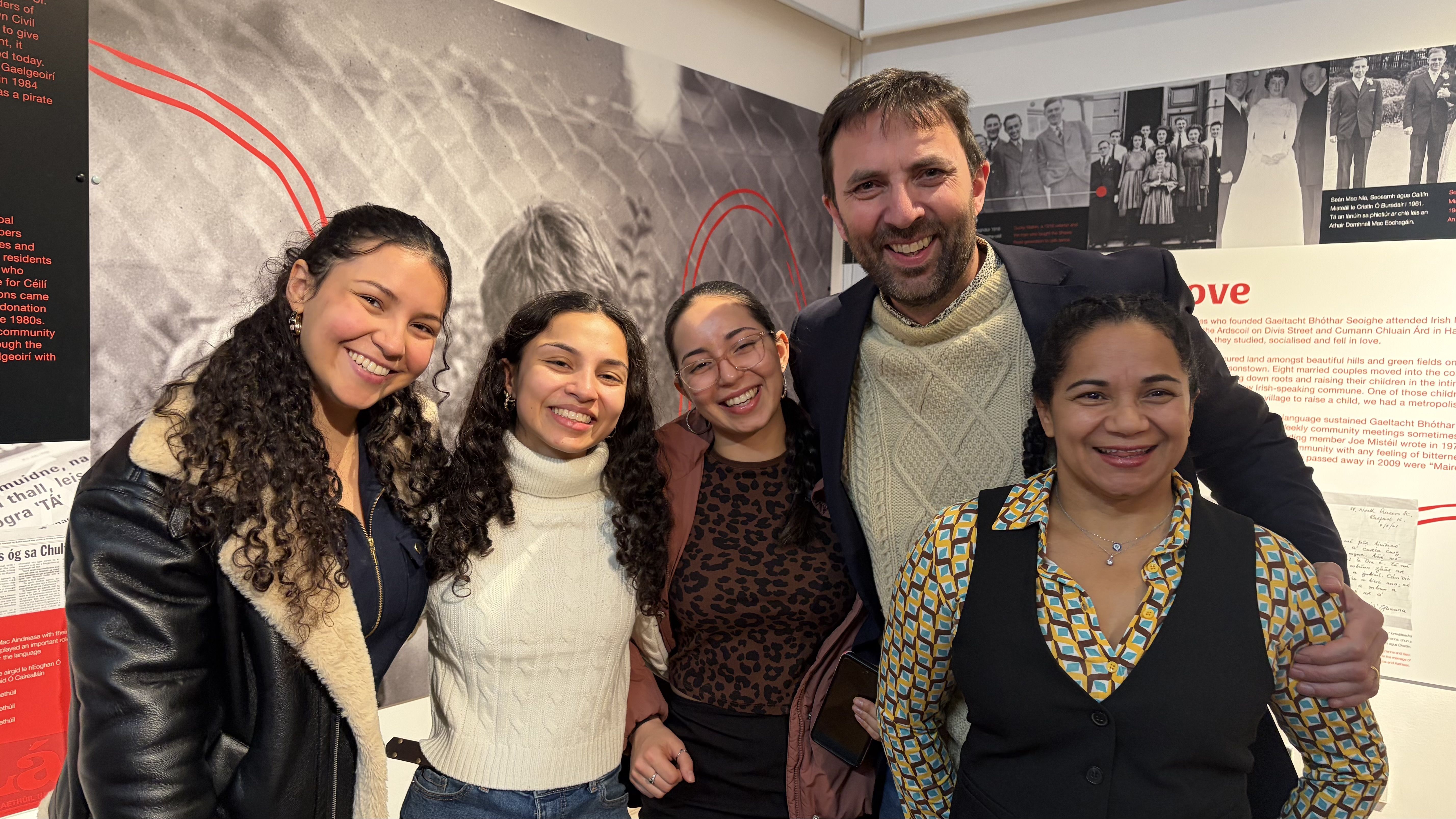 GEANSAITHE NA GAEILGE: Muintir Uí Bhruadair - Alana, Lára, Emília, Diarmuid (ag caitheamh geansaí a athara) agus a bhean Alvina