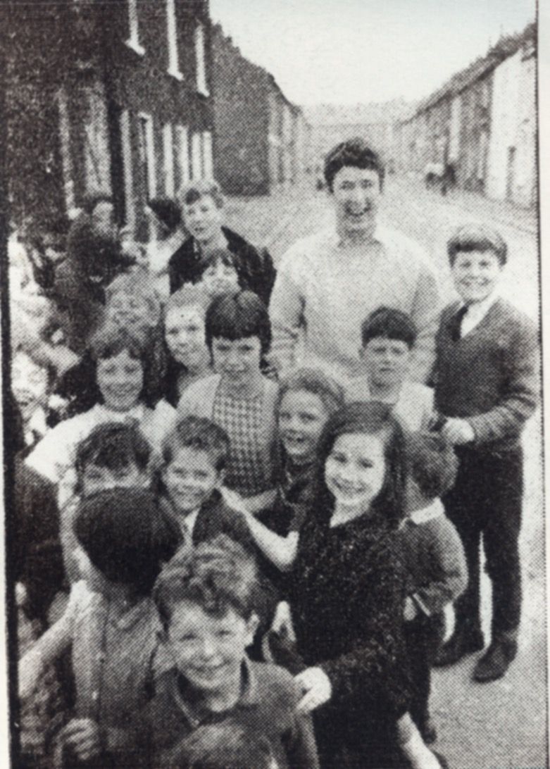 MÁLA POIST: Where on the Falls was this photo of Seamus Heaney taken?