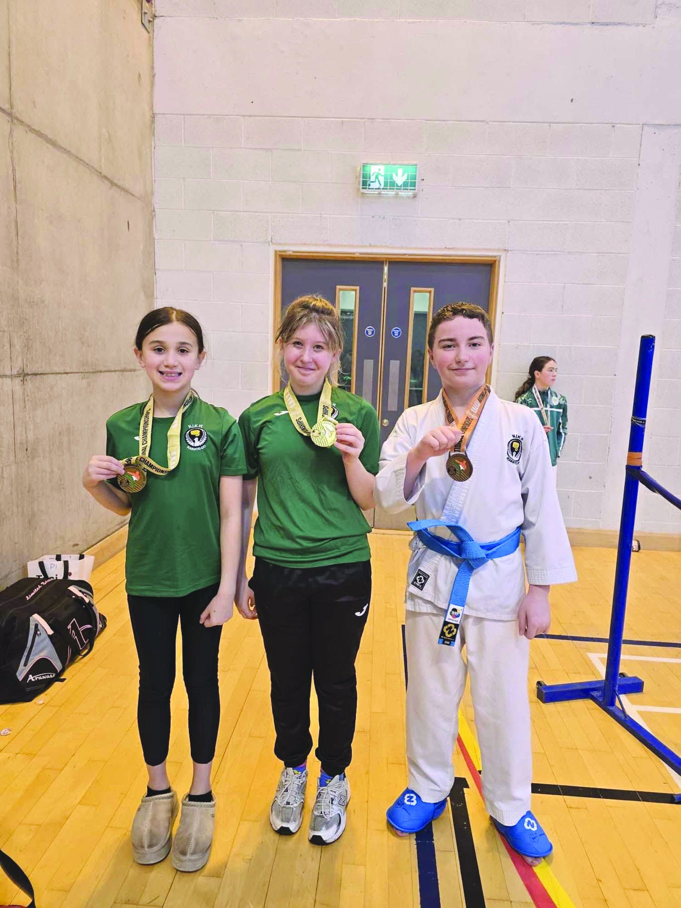 Gold medallists Lola Gonzalez McCann, Alexandria Crowe and bronze medallist Cole Orr