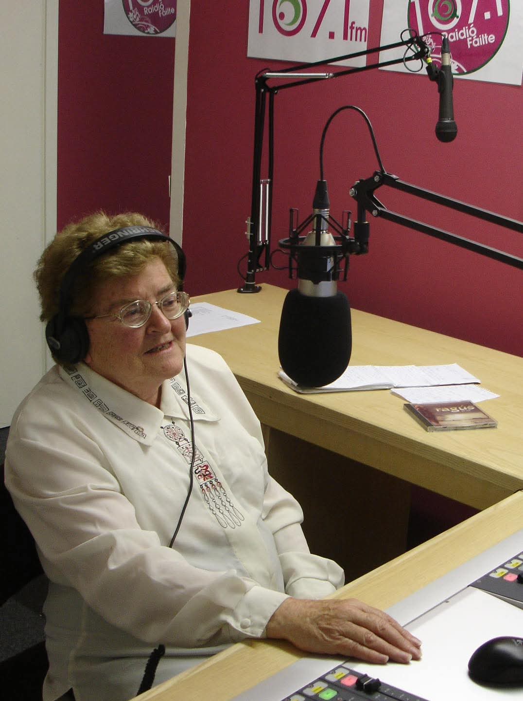 LAOCH AR LÁR: Clára Ní Ghiolla in the Raidió Fáilte studio