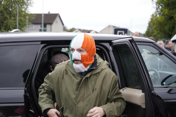 WATCH: Excitement as Kneecap arrive on Garvaghy Road