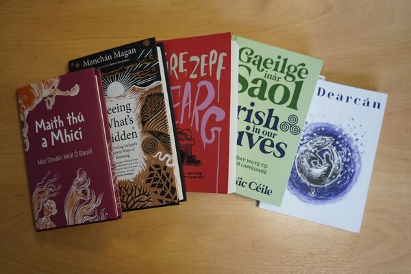 Léigh leat! Na cúig sheoid is úire ar An Ceathrú Póilí