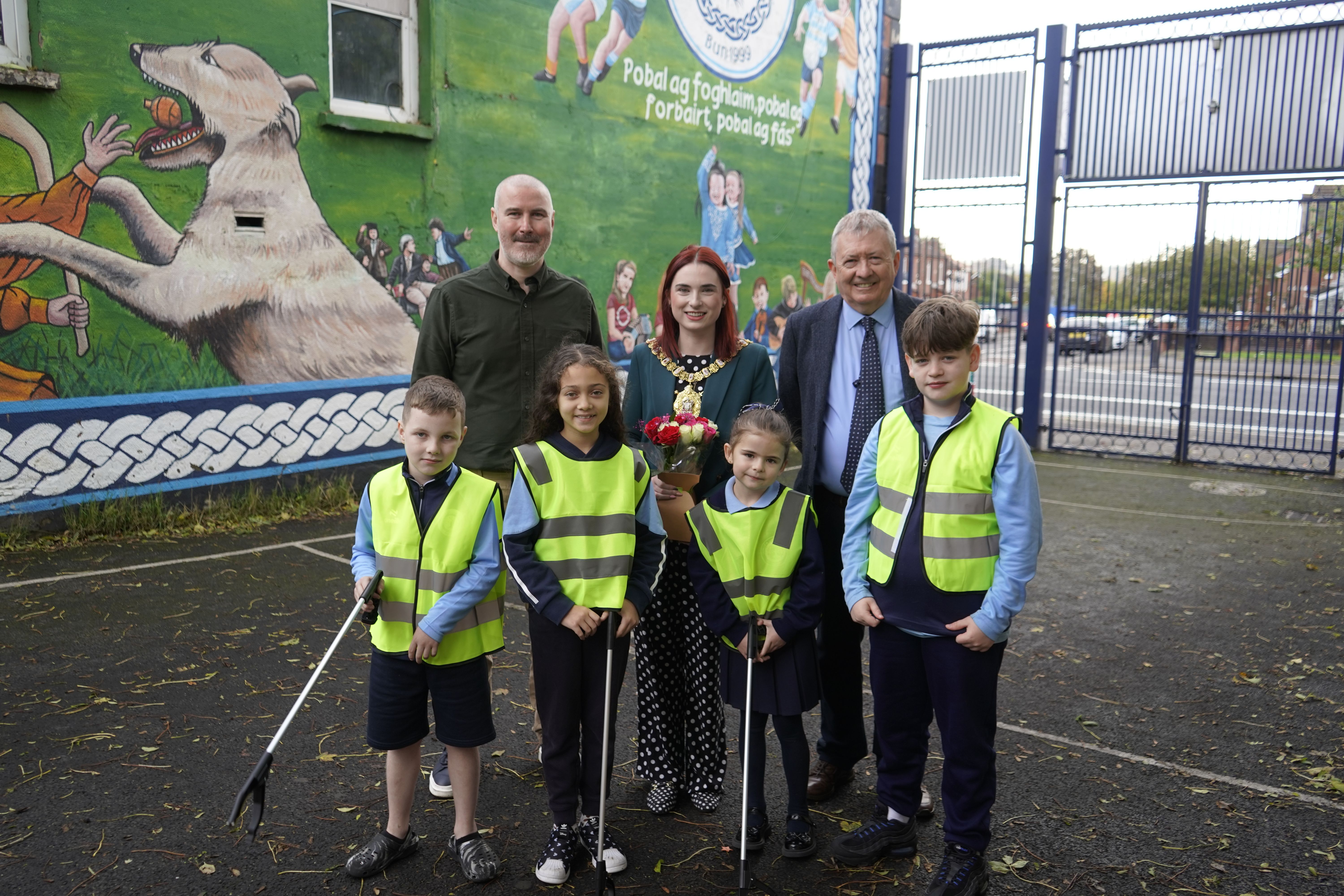 CUAIRT: Príomhoide Ghaelscoil an Lonnáin, Mícheál Connolly, leis an Ardmhéara Róismáire Donnelly, le Gearóid Ó Doibhlin ó Bhord na nGobharnóirí, agus le páistí na scoile. 
