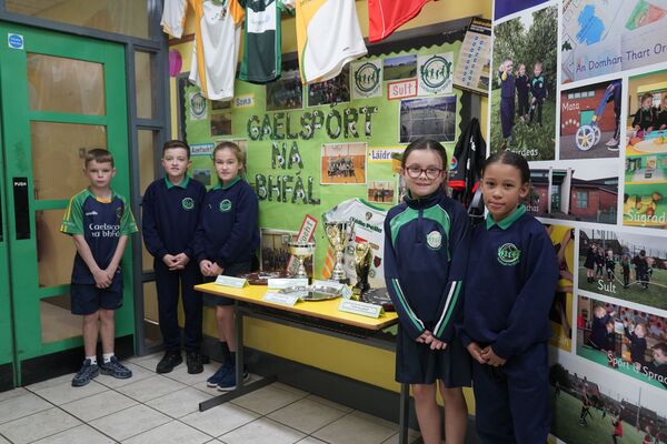 Leabhair úra bronnta ar Ghaelscoil na bhFál
