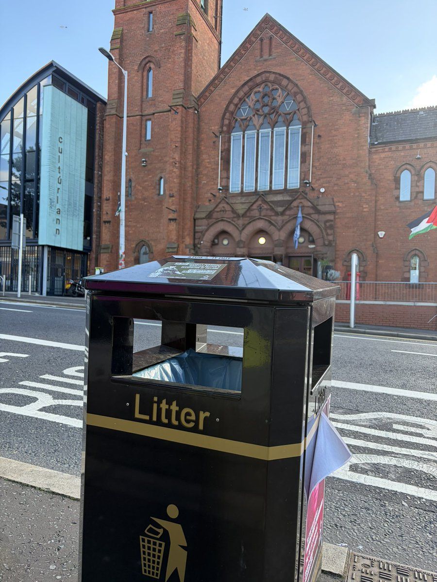 BÉARLA AMHÁIN: Boscaí bruscair i mBéarla amháin os comhair na Cultúrlainne 
