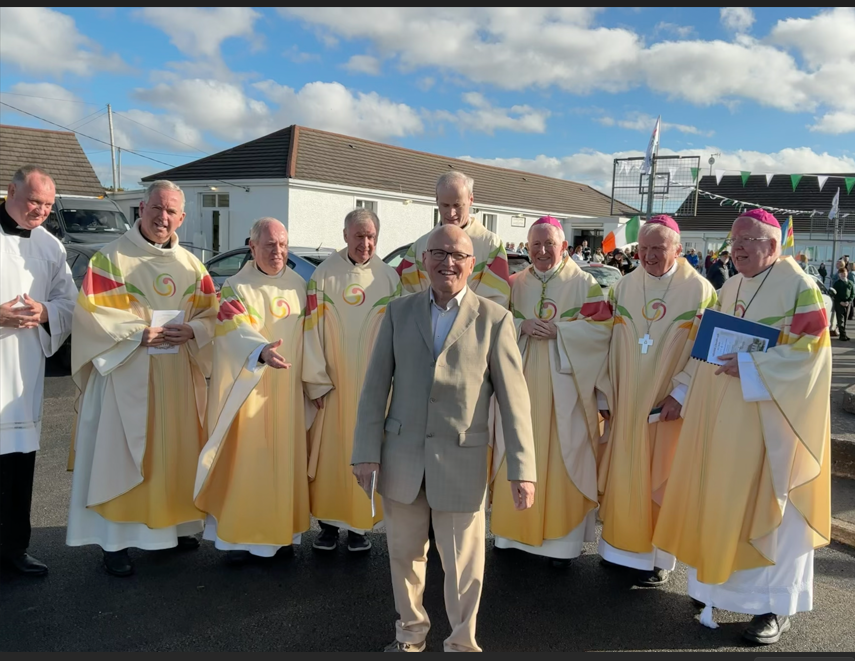 COMÓRADH: Garmhac Sheáin Mhic Maoláin, Colin, leis na sagairt agus na heaspaig a bhí i láthair ag comóradh Choláiste Bhríde