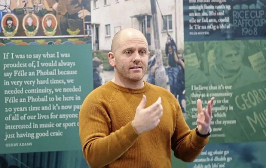 MAOINIÚ: Stiúrthóir Ghlór na Móna, Fearghal Mac Ionnrachtaigh