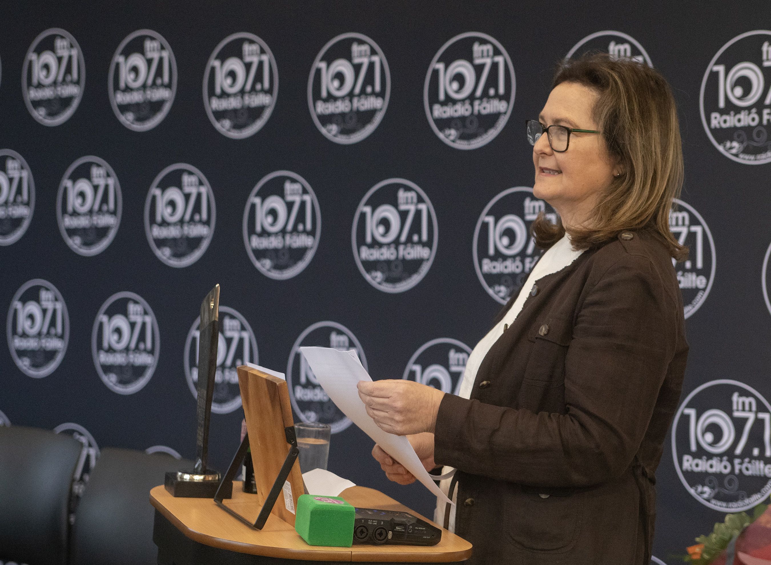 MOLADH MÓR: Gabrielle Nig Uidhir ag caint le linn bronnadh Ghradam Raidió Fáilte