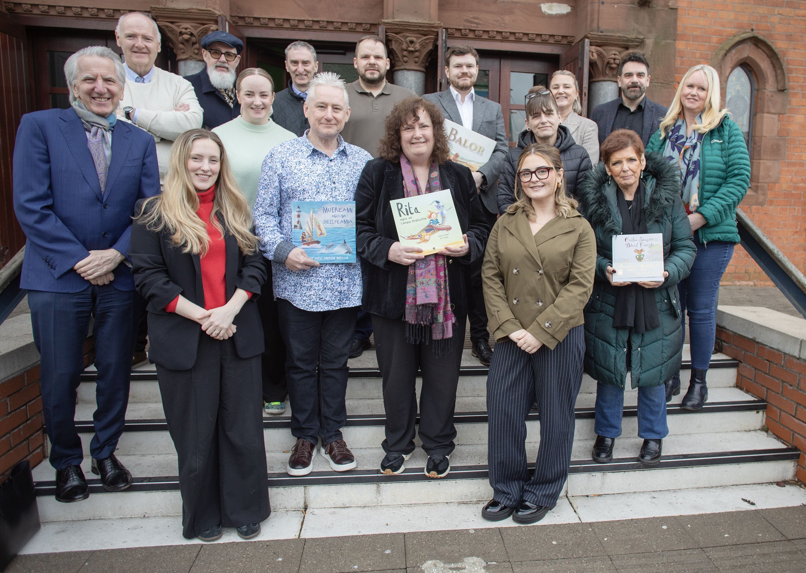 CARACHTAIR CHARADACHA: Andy Whitson agus Caitríóna Níc Sheáin le baill de Chiorcal Gnó iarthar Bhéal Feirste