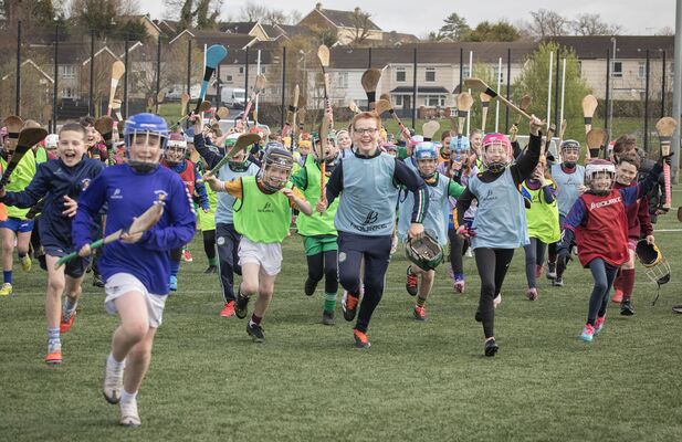 GALLERY: Féile Iománaíochta/Camógaíochta na nGaelscoileanna in ómós do Sheán Mag Aoidh