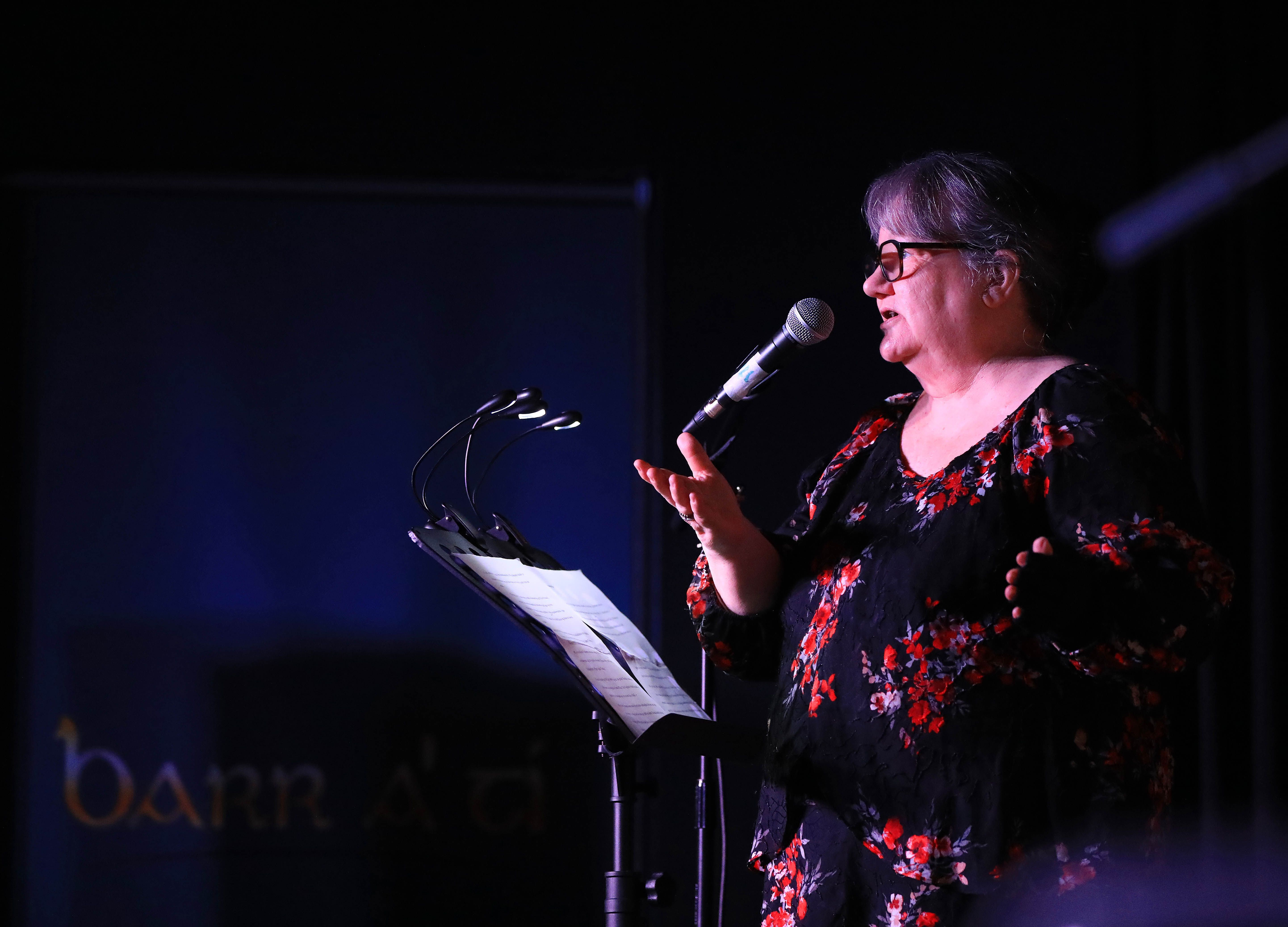 Spéirling Phádaí de Cléir ag réabadh tríd Béal Feirste; Dorn san aer d'IMRAM