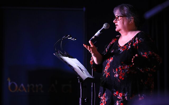 Spéirling Phádaí de Cléir ag réabadh tríd Béal Feirste; Dorn san aer d'IMRAM