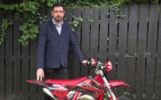 Assembly support for action on scramblers and e-scooters positive step forward